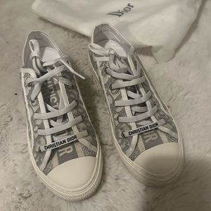Dior women’s Sneaker White/Blk B23 LOW-TOP SNEAKER in a really good condition